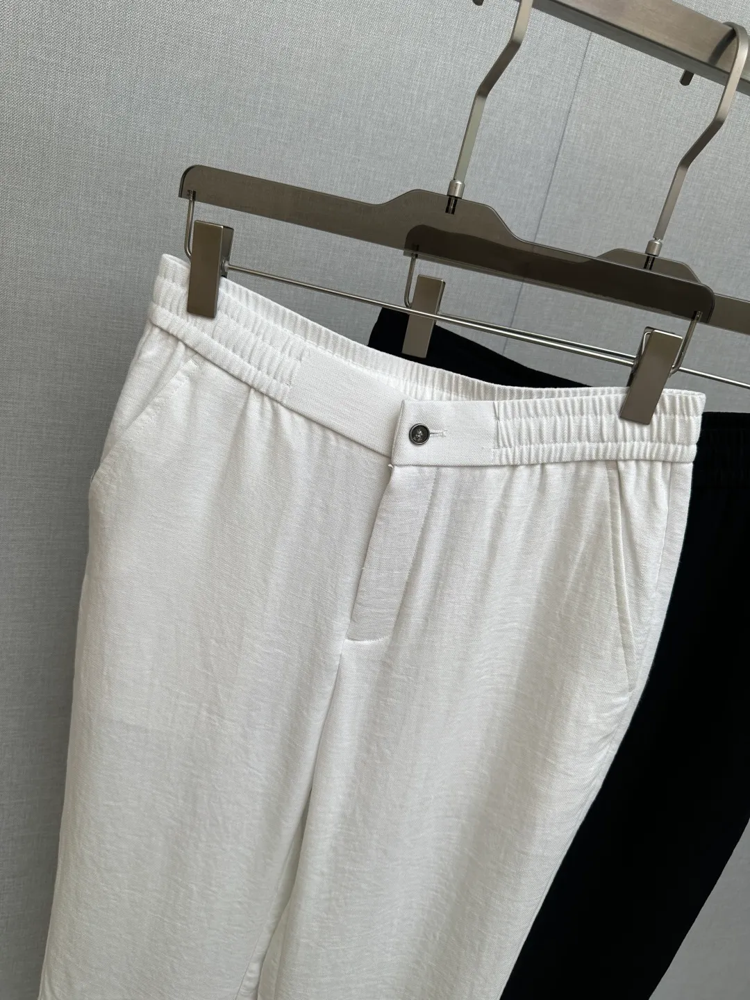 Lp* fitted version 2026 spring and summer silk linen casual pants, with Classic simplicity as the main tone, cleverly integrated with counter hardware and accessories elements, breaking the monotony of traditional casual pants and highlighting individuality and uninhibitedness. The three-dimensional tailoring fits the body shape and the design is neat and stylish, easily elongating the leg lines and creating a casual and casual style. The high-quality fabric is Wear-Resistant, breathable and comfortable, suitable for daily outings or light outdoor scenes. The detailed webbing embellishment adds a fashionable texture and can be easily controlled. It is an indispensable fashion item in the autumn and winter transition seasons. On sale in stock M—4XL